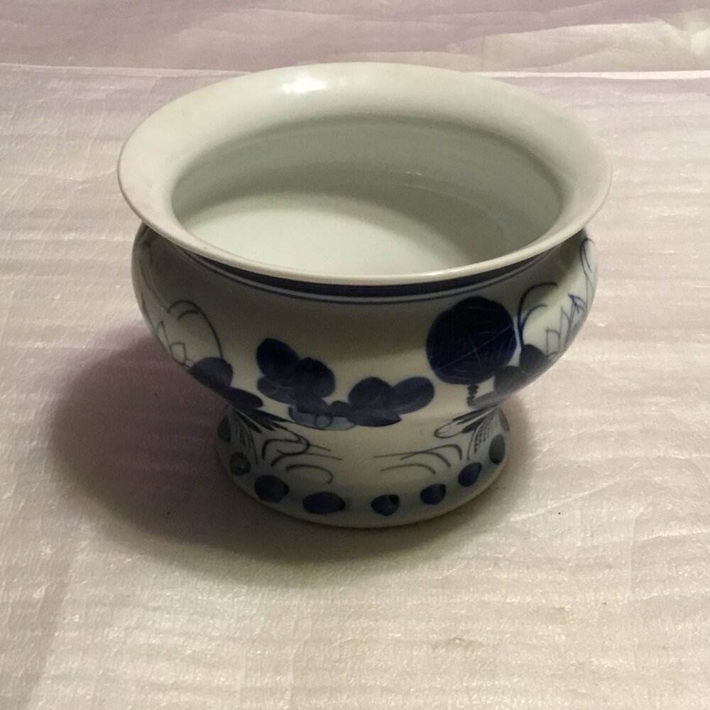 Vintage blue & white made in England porcelain planter